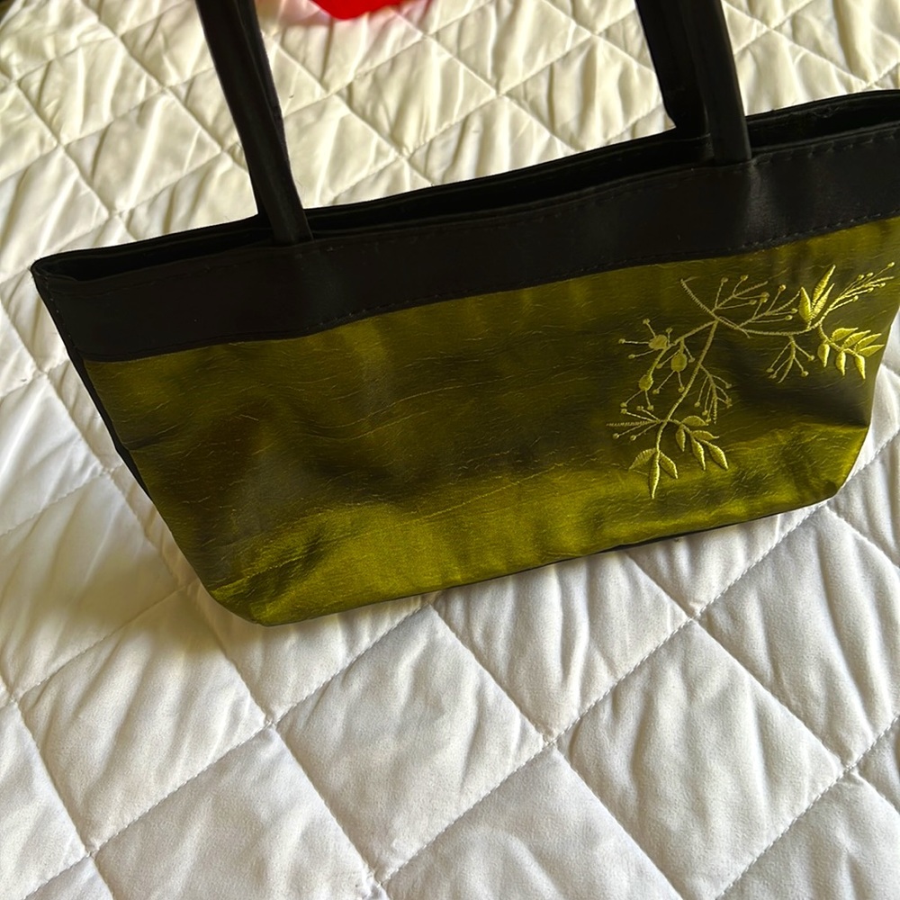 Beautiful hand-embroidered handbag in rich green color - Picture 12 of 16
